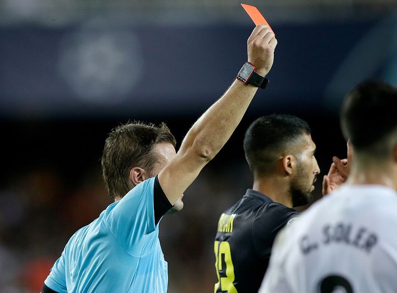 红牌罚下主裁判,c罗主裁