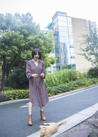 高圆圆穿玫红大衣,高圆圆推荐斐乐老花连衣裙