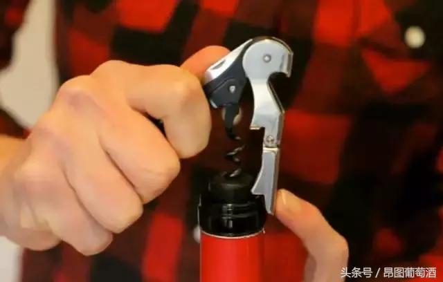 法国没有你想象的那么浪漫，女人不能开瓶也不能倒酒