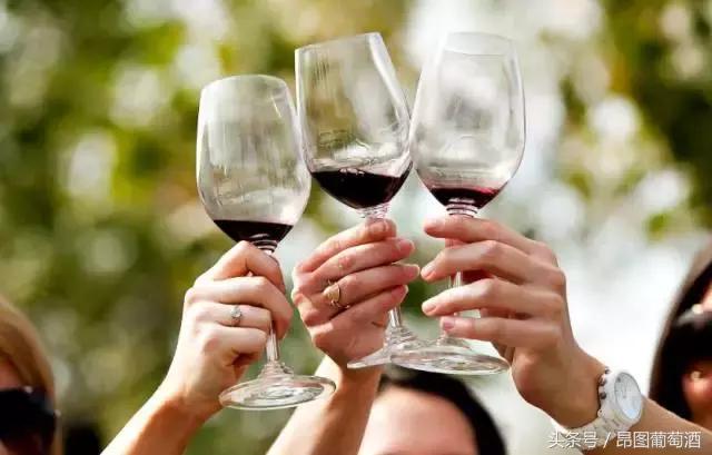 法国没有你想象的那么浪漫，女人不能开瓶也不能倒酒