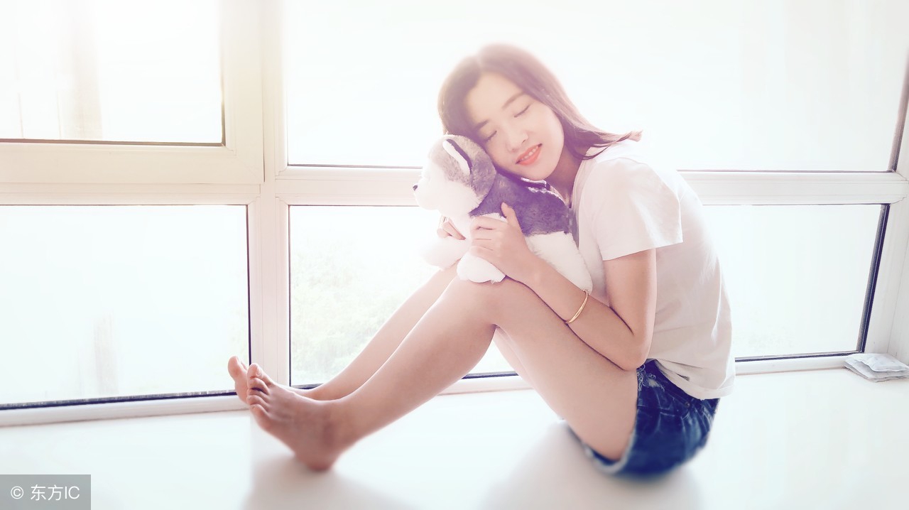 我们走到林边时天已经亮了，可看着眼前的密林，依旧阴森森的