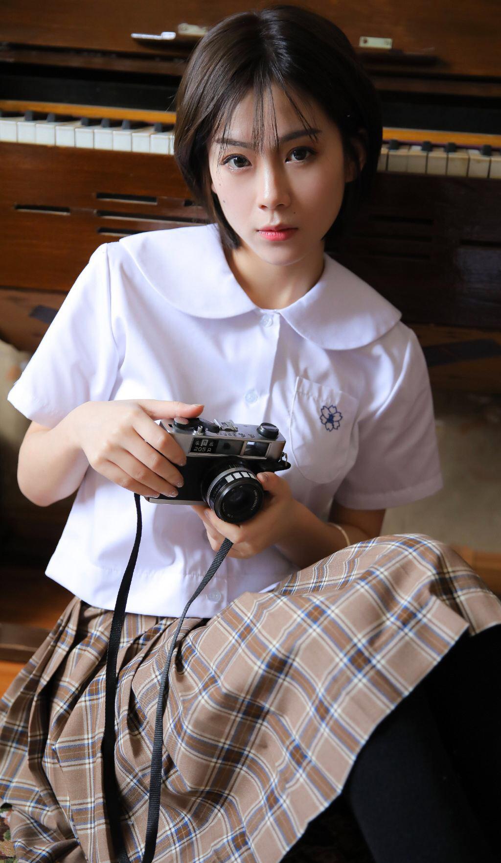 “你这*人贱**，你已披上我的嫁衣，那便是我的人，快点跟我回去”