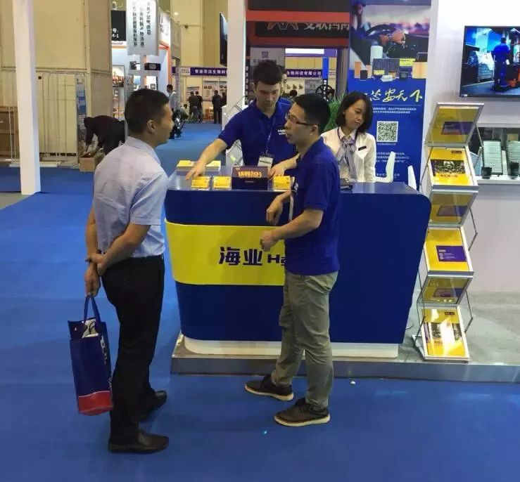 海业惊艳亮相郑州易损件展览会，展台前吸引众多参展商驻足交谈