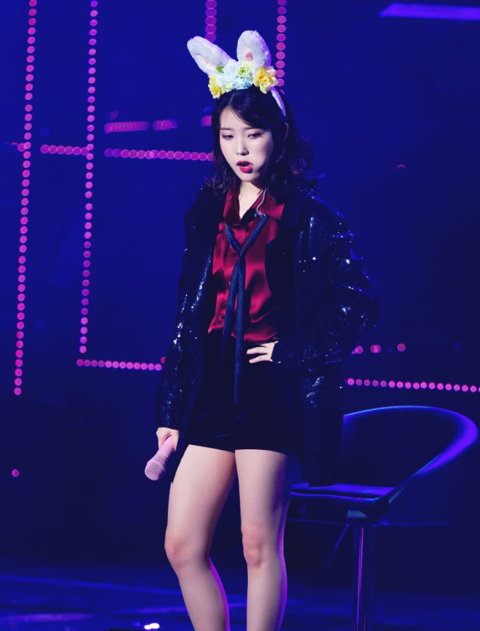 李知恩的腿穿平底鞋,李知恩穿长裤子