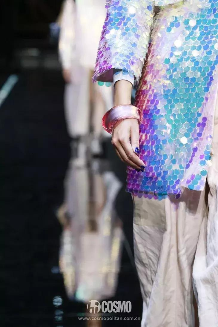 丫丫已经美“腻”了！于是穿上EmporioArmani帅气一回