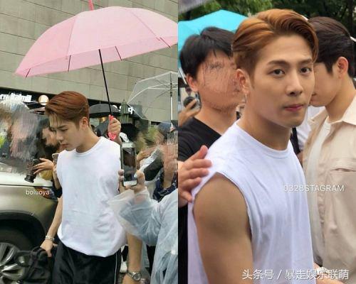 王嘉尔怒斥推粉丝的摄影师,王嘉尔被女粉丝拽下车