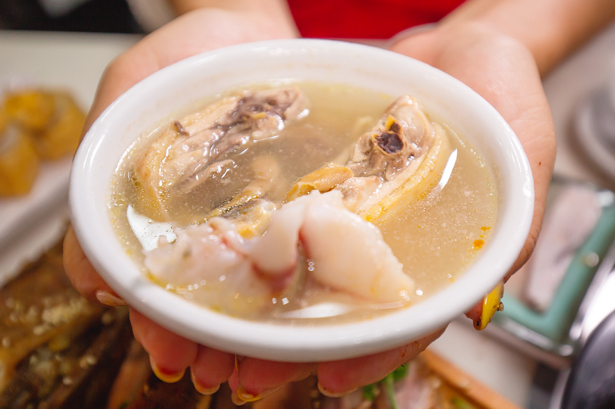 要火！用鲍鱼熬的精华汤底，还涮着“透明”的菜！