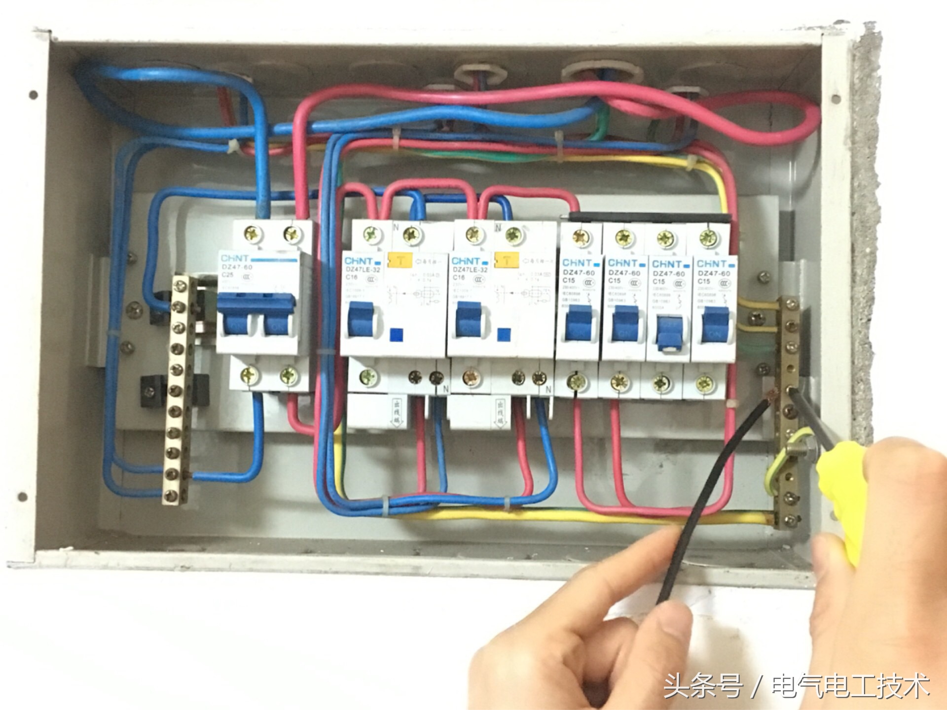 配电箱带电:火线,零线,地线怎么接线和拆线?正确顺序是什么?