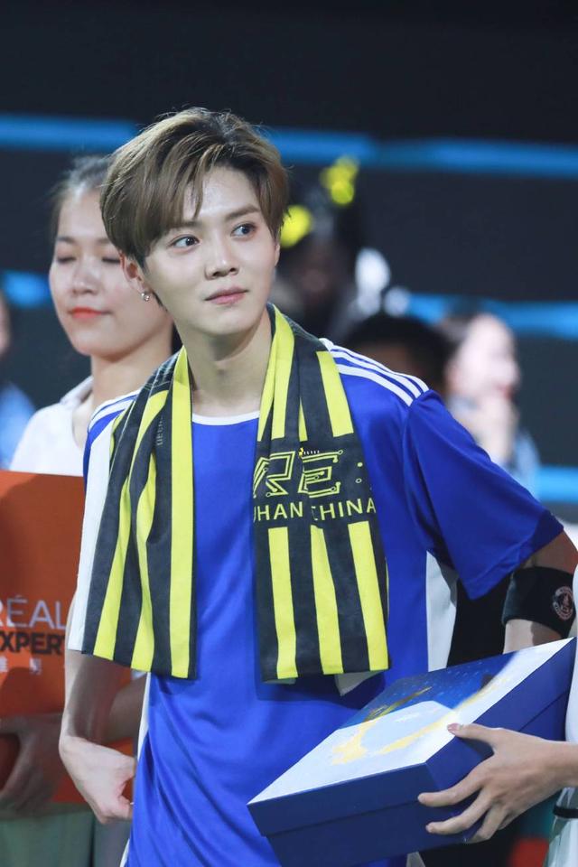 鹿晗擦汗,鹿晗踢球应援震惊全场