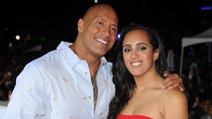 巨石强森wwe回归雷恩斯,wwe巨石强森霸气回归打罗曼