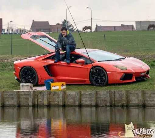 每天一贱：妹子挤完地铁，裤子就成这样了