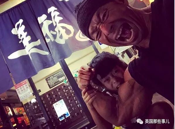 捧着仓鼠晒肌肉……这位“杀手”大叔的画风真是健身界的一股清流