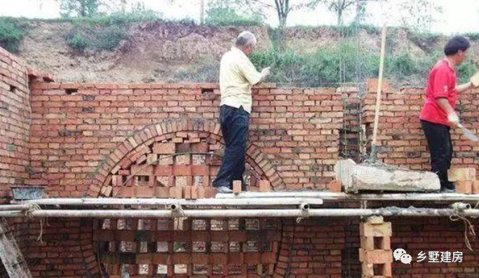 农村大叔自建房低成本,农村花30万建的小别墅