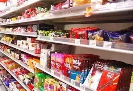 食品干燥剂遇水爆炸伤眼睛图片,误吞干燥剂眼球被溶化