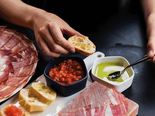 这只“大公鸡”一开业就王炸，5000瓶限量好酒碾压沙雕土豪！