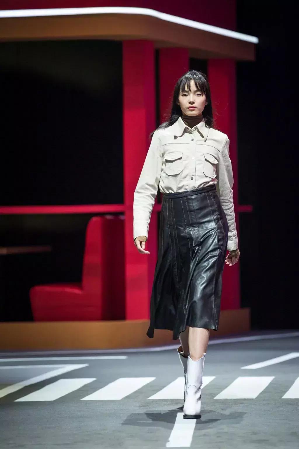 明星看刘雯何穗奚梦瑶走秀,刘雯何穗奚梦瑶维密