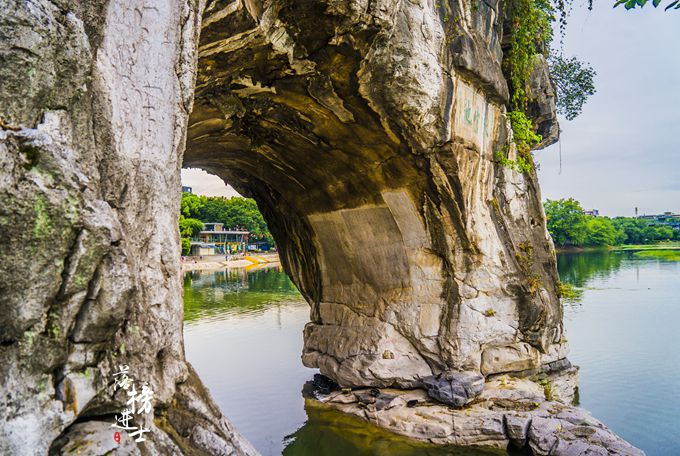 象山是桂林的标志，其实夜色下的象山才最美，很多游客都错过了