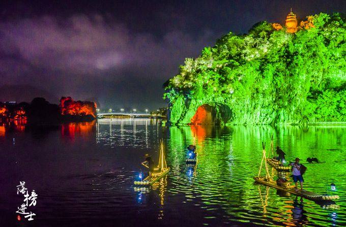象山是桂林的标志，其实夜色下的象山才最美，很多游客都错过了