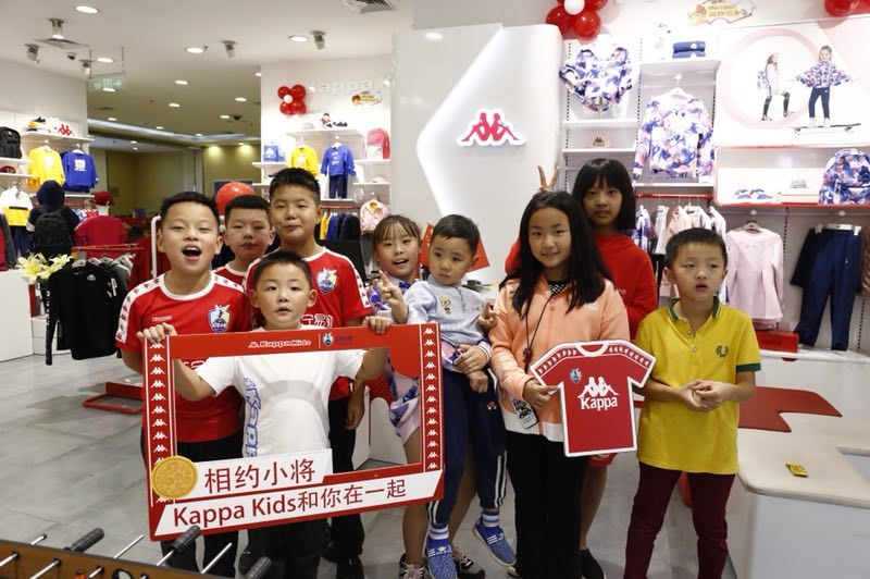 相聚中原！中国足球小将球员在郑州KappaKids两门店亲切互动