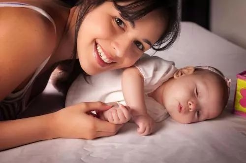 宝宝总是吃几口过会又吃,宝宝吃几口奶就睡着了怎么办