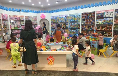 夫妻俩开服装店存的钱,夫妻俩开了几十年小店的收入