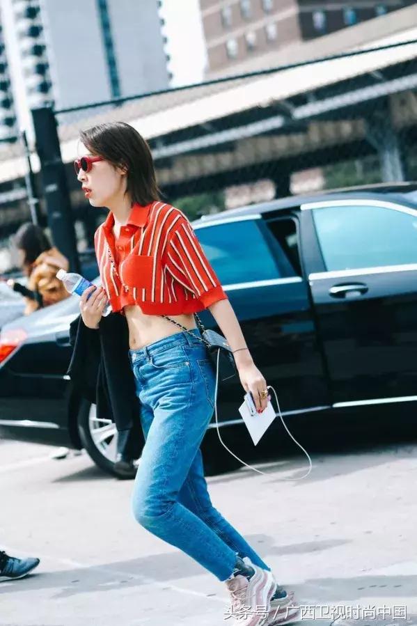 针织衫短袖里面应该穿什么,黑色金丝宽松短袖针织衫怎么搭