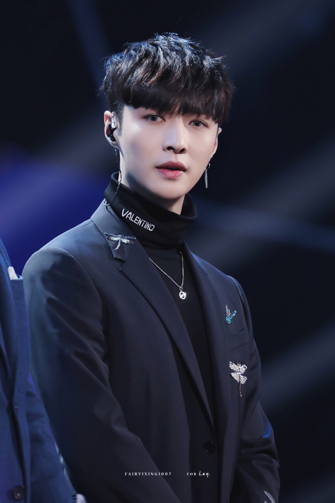 张艺兴“三胎”只在北美发售，追星女孩放弃尊严，找前男友代购