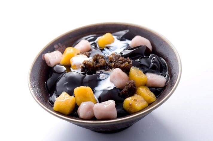 烧仙草黑凉粉和龟苓膏有什么区别,烧仙草龟苓膏白凉粉哪个更有营养