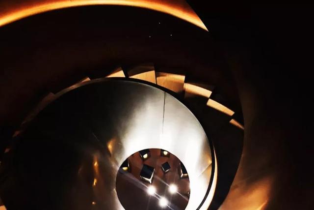 火遍香港尖沙咀、外滩江景环绕……2018魔都新酒吧，潮人新据点！