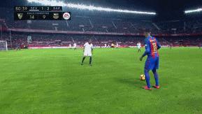 盘点足球场上那些非人类动作,足球场上这个动作到底有多危险