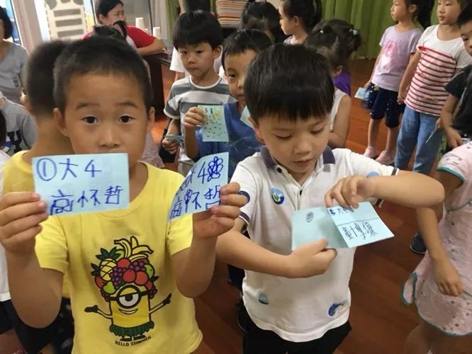 足球、围棋、机器人等等20个科目，这家幼儿园的娃好嗨森啊！