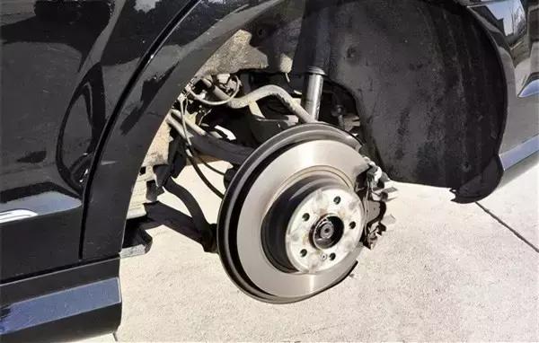 老车做了四轮定位还是严重跑偏,车辆跑偏做四轮定位能看出来吗