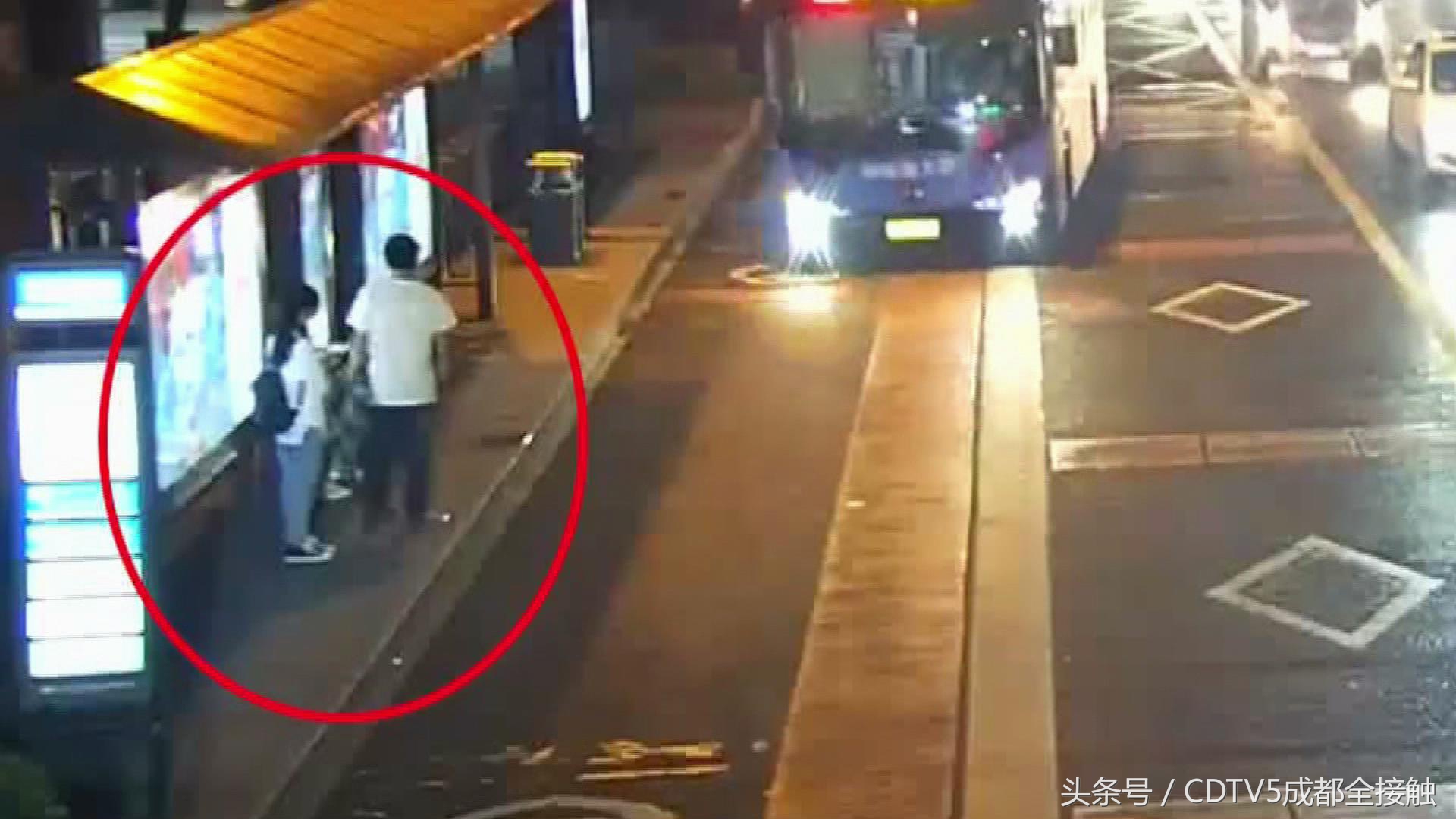 杭州：厚颜无耻！姑娘被陌生男子强吻龌龊男称：有被吸引的感觉