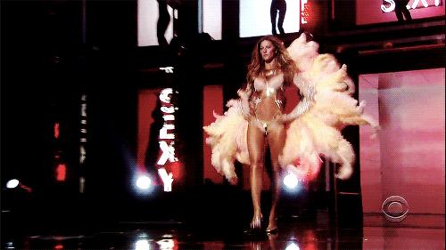 “世界第一超模”承认隆胸曾经想自杀