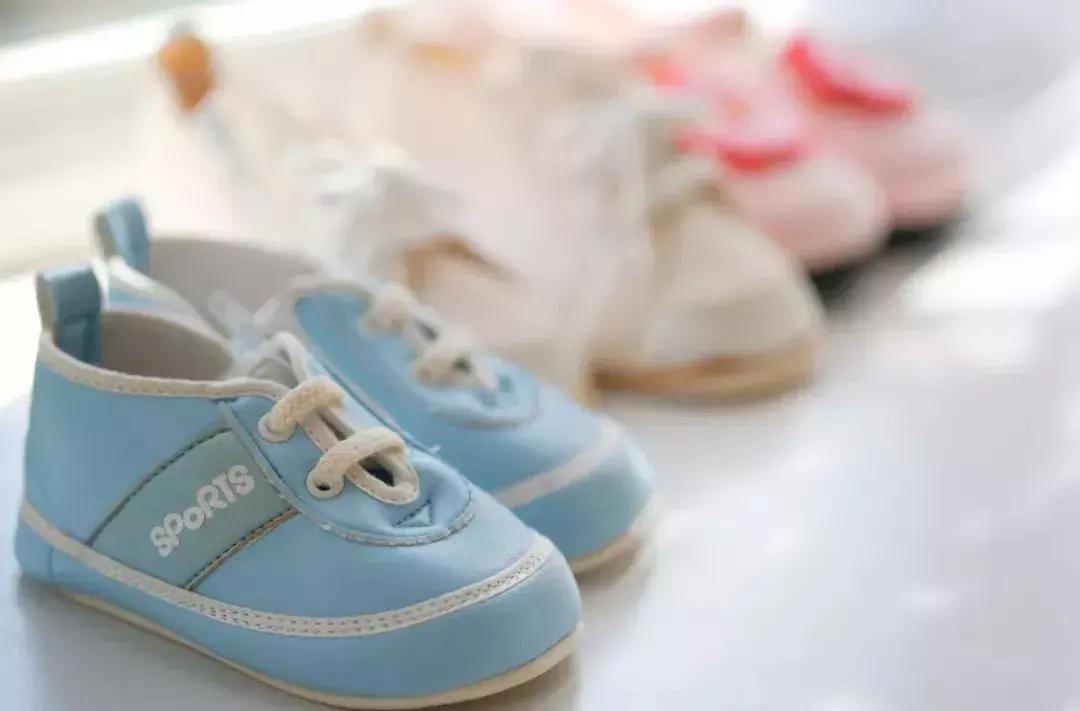 老是给孩子穿大一码衣服,总是给小宝宝穿大鞋子