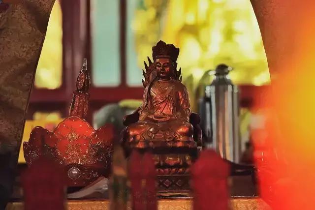 佛弟子觐见其他宗教要叩拜吗,佛弟子看到菩萨像