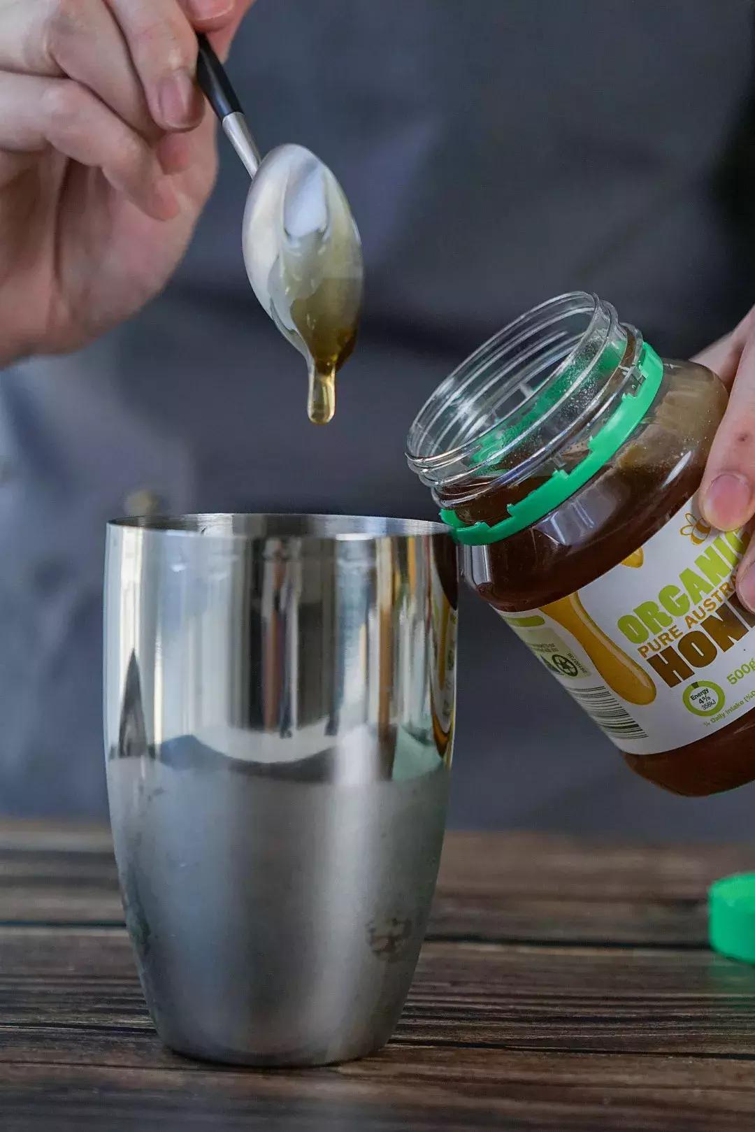 工作累了喝一杯小酒,上班这么辛苦还要回家做饭