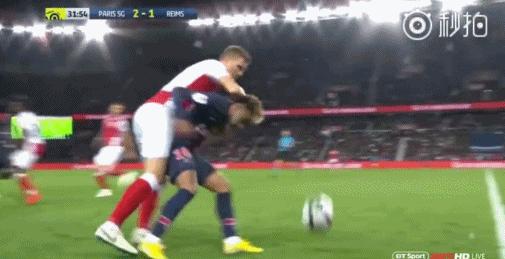 内马尔承认翻滚动作,内马尔被挑衅转身微笑完整版