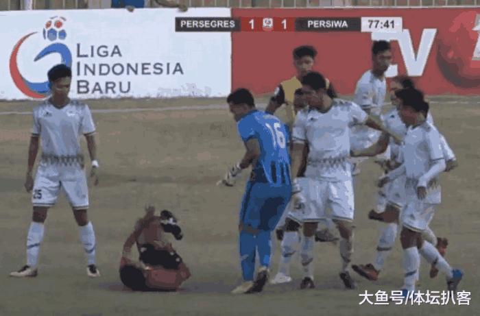 足坛10大斗殴事件,足球现场球迷爆发大规模群殴