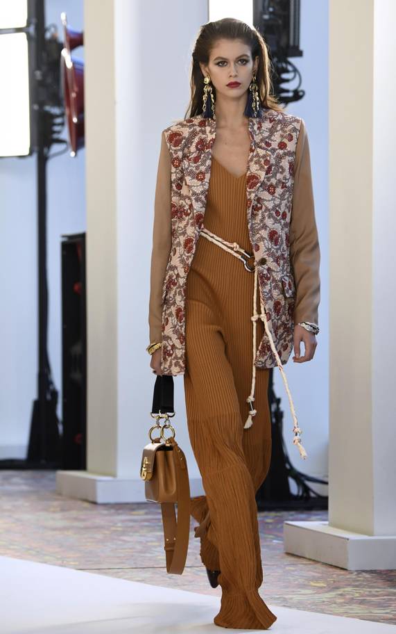 唐嫣超短发亮相巴黎时装周,唐嫣时装周看秀造型曝光