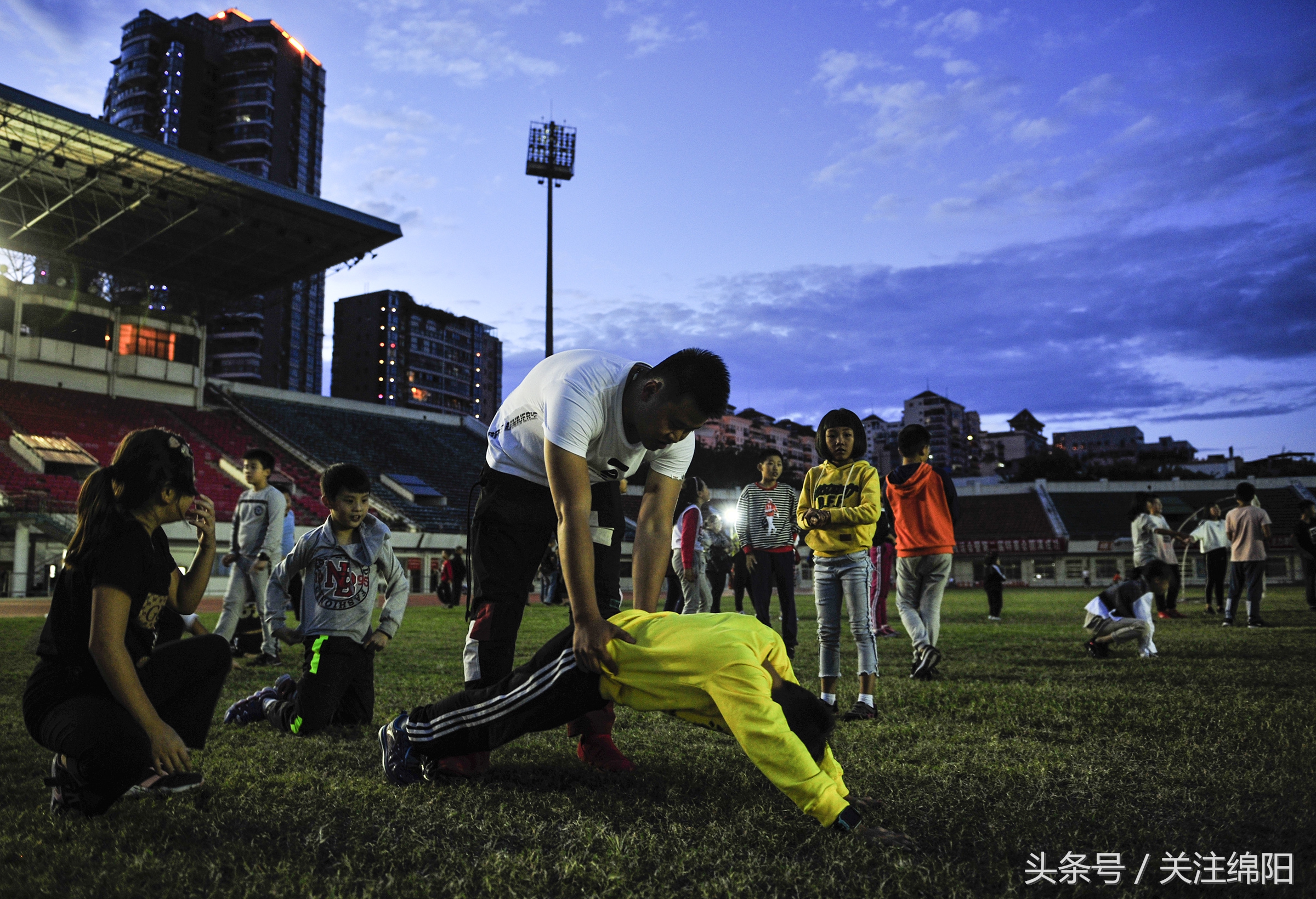 绵阳南河体育中心免费开放时间,绵阳人健身