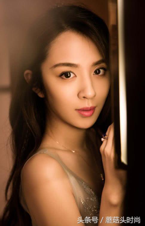 巴黎时装周玫瑰裙边,巴黎时装周玫瑰刺绣