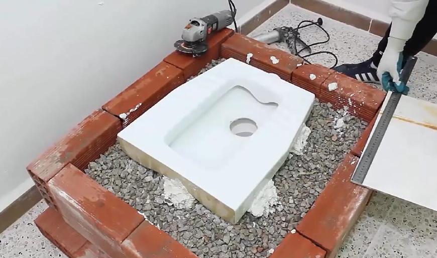 卫生间装修马桶抬高,装修卫生间地漏师傅给切了