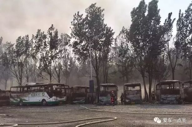 北京蟹岛烧毁上百辆车，只因一位司机脑洞大开？