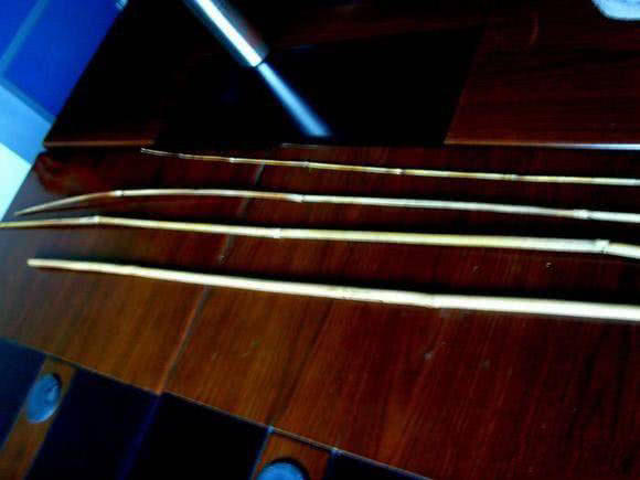 日本人用小竹子做鱼竿去小沟钓鱼,钓鱼人手工制作竹子鱼竿