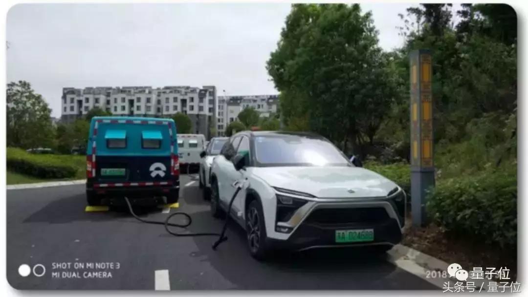 板车拉着充电车，给电动车充电，蔚来这操作堪称“太阳能手电筒”