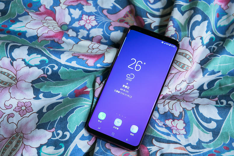 手机屏幕总是沾指纹和汗,手机屏幕擦了又沾指纹怎么办