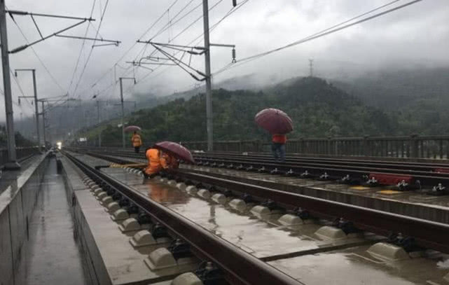 中国高铁遇到大石头怎么解决,高铁路上遇上大石头怎么办