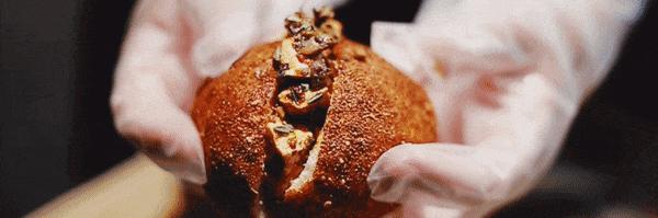 今天刷爆成都人朋友圈的网红奶茶店，卖起了五粮液水果茶和川菜！