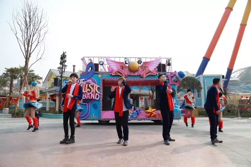 达瓦孜传人天门山走钢丝 (达瓦孜蒙眼走钢丝完整版)